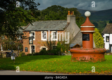 Le village green à Dufton, avec Stag Inn et élaborer, Eden Valley, North Pennines, Cumbria, Angleterre, Royaume-Uni Banque D'Images