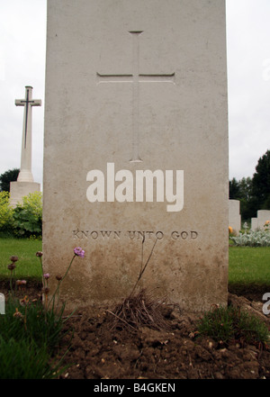 Près d'une tombe inconnue ('connue de Dieu") et la Croix du Sacrifice dans le Theipval Cimetière, sur la Somme, France. Banque D'Images