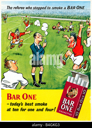 Un bar Ad Football 1952 annonce par HM Bateman pour la populaire marque de cigarettes anglaise ici distraire le ref Banque D'Images