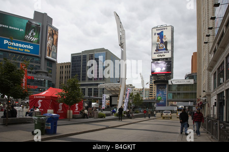 Dundas Square sur la rue Yonge, à proximité de l'Eaton Centre, à Toronto, Ontario, Canada Banque D'Images