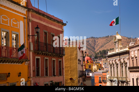 La rue avec des drapeaux colorés du Mexique Guanajuato Mexique marcher vers le bas de la place de la paix Pas de marques Banque D'Images