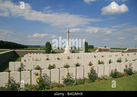 Vue à travers les pierres tombales du cimetière britannique de creux de fer près de la Sheffield Memorial Park, nr Serre, Somme, France. Banque D'Images