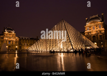 Pyramide de verre à l'entrée au Louvre, Musée et galerie d'Art de la nuit Paris France Europe UE Banque D'Images