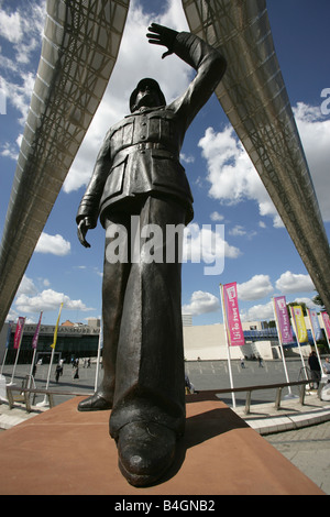 Ville de Coventry, en Angleterre. Sir Frank Whittle memorial sculpture avec le passage de Whittle et Coventry Transport Museum. Banque D'Images