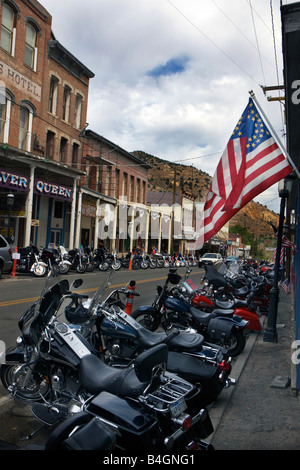 Les motos sont alignées en face de store fronts à Virginia City, Nevada, plus grand monument historique national. Banque D'Images