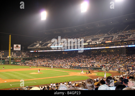 Foule au stade de PNG au cours d'une nuit, le centre-ville de jeu Pirates de Pittsburgh, Pennsylvanie Banque D'Images