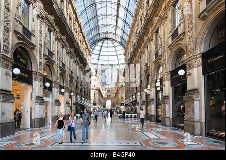 Galerie Vittorio Emmanuele II conçu par Giuseppe Mengoni, Milan, Lombardie, Italie Banque D'Images