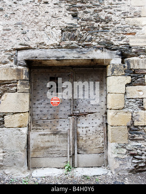 Vey vieille porte encastrée dans un vieux mur de pierre Banque D'Images