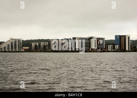 Appartements modernes vu depuis le barrage de la baie de Cardiff, Pays de Galles, Royaume-Uni Banque D'Images