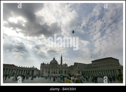 Italie Rome la mort du Pape Jean Paul II 3 avril 2005 Les foules à St Peters Square se réunissent pour entendre des nouvelles de la santé Avril 2005 Papes Banque D'Images