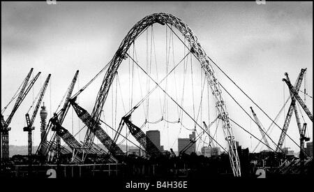 Le Wembley Arch atteint son point le plus élevé sur le site de construction qu'est le nouveau stade de Wembley Juin 2004 Architecture Banque D'Images