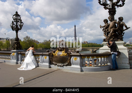 Mariage à l'Pont Alexandre III pont sur la Seine avec l'Hôtel des Invalides au-delà de Paris France Banque D'Images