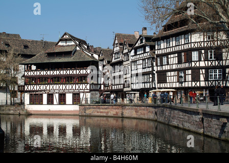 Maisons au bord de Timberframed Banque D'Images