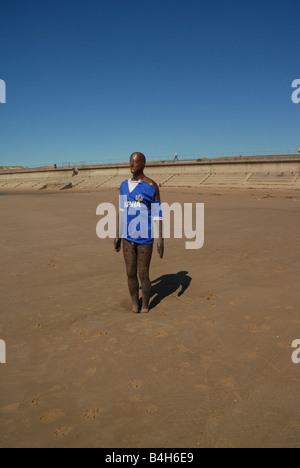 L'art public sur l'affichage au nord du centre-ville de Liverpool à Crosby Beach par Antony Gormley a appelé un autre lieu. Banque D'Images