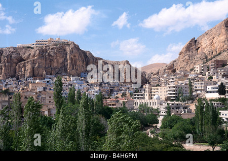 Village avec montagnes, Maaloula, Damas, Syrie Banque D'Images