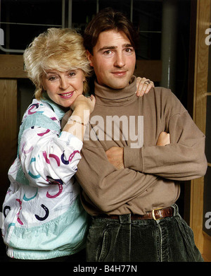 Nick Berry acteur avec Gloria Hunniford présentateur tv Banque D'Images