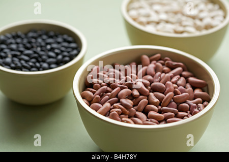 Un assortiment de haricots rouges bio, haricots rouges, haricots pinto et de bols en bois Banque D'Images