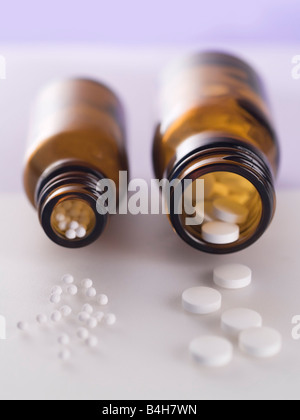 Close-up of pills homéopathiques de renverser des bouteilles Banque D'Images