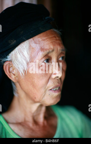 Tribeswoman Hmong blanc au village de Lung Dam, Province Ha Giang, Vietnam Banque D'Images