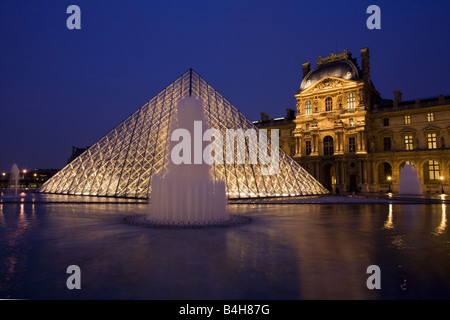 Pyramide de verre à l'entrée au Louvre, Musée et galerie d'Art de la nuit Paris France Europe UE Banque D'Images