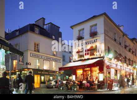 Les gens at sidewalk cafe, Paris, France Banque D'Images