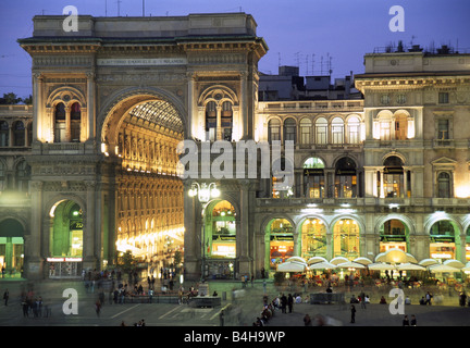 Centre commercial Galleria éclairées la nuit VittorioEmanuele II Milan Lombardie Italie Banque D'Images