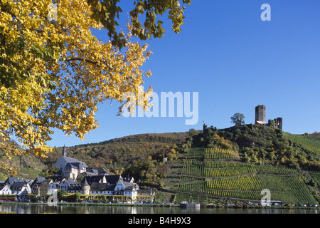 Low angle view of château sur la colline parlementaire, le château de Metternich, Moselle, Beilstein, Cochem-Zell, Rhénanie-Palatinat, Allemagne Banque D'Images