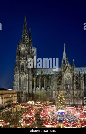 Vue aérienne de l'allumé du marché jusqu'à la tombée de la nuit devant la cathédrale de Banque D'Images