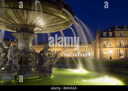 Fontaine en face de Castle, New Castle, de la Place du Palais, Stuttgart, Bade-Wurtemberg, Allemagne Banque D'Images