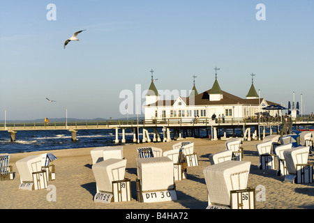 Chaises de plage à capuchon sur plage avec pier en arrière-plan Ahlbeck Usedom Mecklenburg-ouest Pomerania Allemagne Banque D'Images