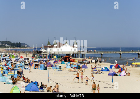 Les touristes sur la plage avec en arrière-plan Ahlbeck Usedom Mecklenburg-ouest Pomerania Allemagne Banque D'Images