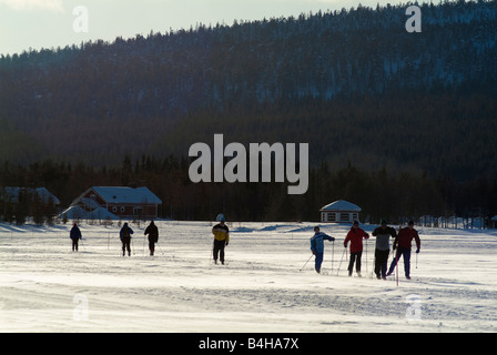 Ski de fond sur un lac gelé à Akaslompolo à Yllas arctique en Finlande Banque D'Images