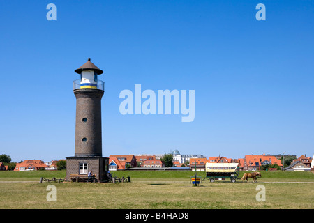 Phare avec bâtiments en arrière-plan à l'Est de l'archipel frison Basse-saxe Allemagne Banque D'Images