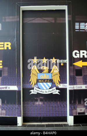 Manchester City Football club de marchandises de marque logo badge Arndale Centre à l'intérieur intérieur kit sport magasin réplique porte annonce Banque D'Images