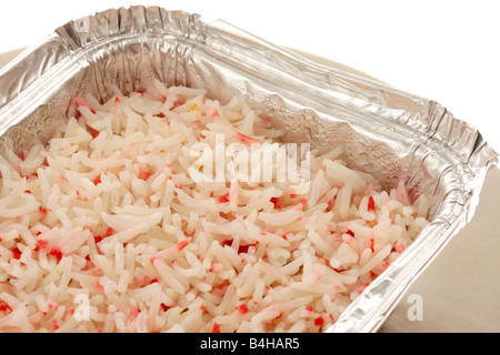 Des plats à emporter indien savoureux Riz Pilau coloré Ordre côté isolés contre un fond blanc avec un chemin de détourage et aucun peuple Banque D'Images