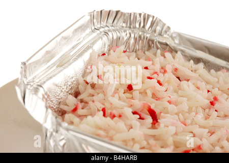 Des plats à emporter indien savoureux Riz Pilau coloré Ordre côté isolés contre un fond blanc avec un chemin de détourage et aucun peuple Banque D'Images