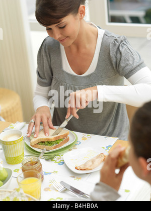 Mère et fille de prendre le petit déjeuner Banque D'Images