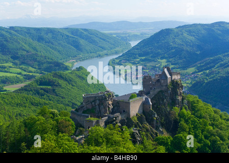 Voir de vieilles ruines de château sur la colline Aggstein Château Dunkelsteiner Schoenbuehel Wald Danube inférieur de la Wachau Autriche Autriche Banque D'Images