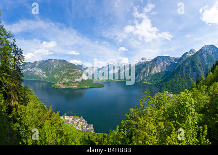 Lac entouré de montagnes, le lac de Hallstatt, Obertraun, Krippenstein, Rudolfsturm de montagnes de Dachstein, Autriche, Banque D'Images