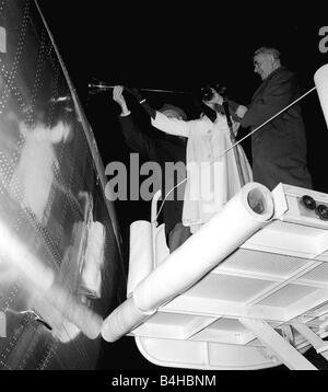 Sir Frank Whittle assistée par Janet Scott baptiser le premier avion à réaction de TWA à partir pour New York de l'aéroport de Londres Novembre 1959 Banque D'Images