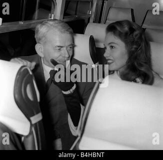 Sir Frank Whittle assistée par Janet Scott Cchristen le premier avion à réaction de TWA à partir pour New York de l'aéroport de Londres Novembre 1959 Banque D'Images