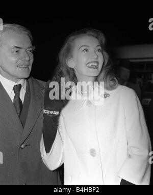 Sir Frank Whittle assistée par Janet Scott baptiser le premier avion à réaction de TWA à partir pour New York de l'aéroport de Londres Novembre 1959 Banque D'Images
