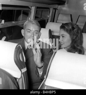 Sir Frank Whittle assistée par Janet Scott Cchristen le premier avion à réaction de TWA à partir pour New York de l'aéroport de Londres Novembre 1959 Banque D'Images