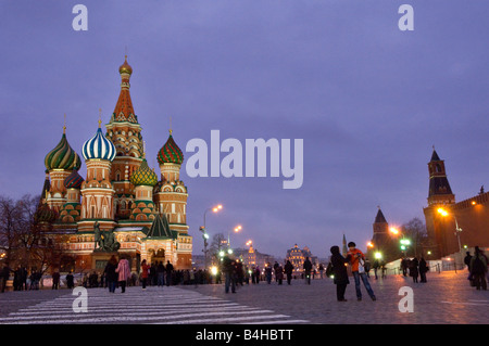 Les touristes en face de l'église cathédrale Basile Moscou Russie Banque D'Images