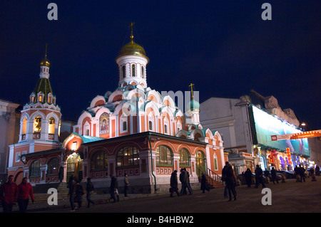 Église sur place de la ville dans la nuit, la Cathédrale de Kazan, de la Place Rouge, Moscou, Russie Banque D'Images