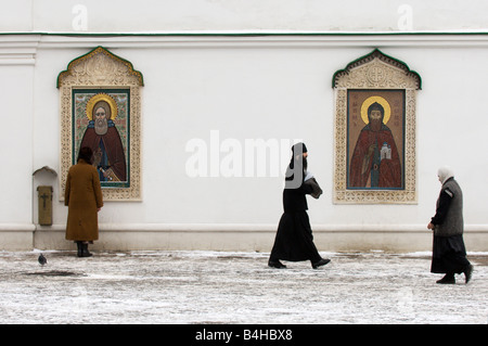 Les gens en face de monastère, Monastère Danilov, Zamoskvoretche, Moscou, Russie Banque D'Images