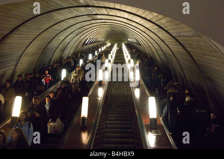 Les navetteurs sur escaliers mécaniques dans la station de métro, Moscou, Russie Banque D'Images