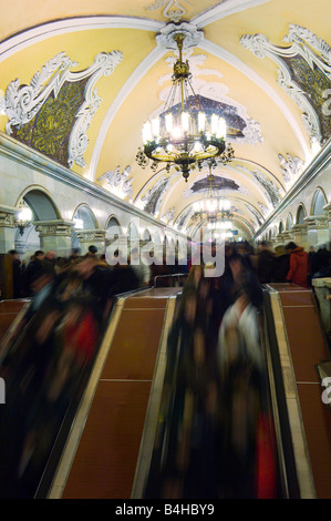 Vue brouillée de navetteurs dans métro Komsomolskaya Moscou Russie Banque D'Images