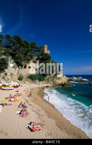 Les touristes sur la plage, Lloret de Mar, Gérone, Catalogne, Espagne Banque D'Images