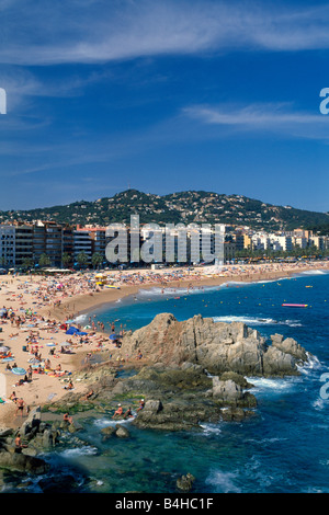 Les touristes sur la plage, Lloret de Mar, Gérone, Catalogne, Espagne Banque D'Images